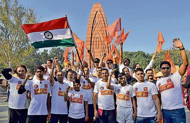 The team of runners with their supporters on their way to the Wagah border at the Jallianwala Bagh in Amritsar on Sunday. (Sameer Sehgal /Hindustan Times)