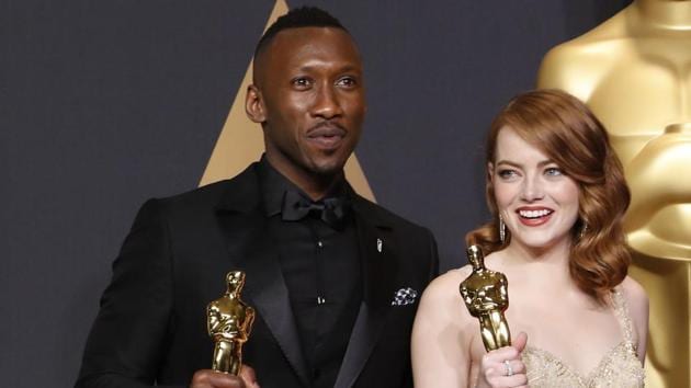Actor Mahershala Ali with Emma Stone holding their Oscars.(REUTERS) Actor Mahershala Ali with Emma Stone holding their Oscars.(REUTERS)