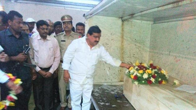Telangana minister K Mahender Reddy placing a wreath on the coffin of Kuchibhotla Srinivas at the Hyderabad airport.(HT Photo) Telangana minister K Mahender Reddy placing a wreath on the coffin of Kuchibhotla Srinivas at the Hyderabad airport.(HT Photo)
