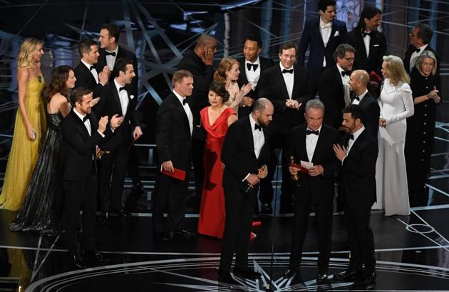 Fixing the mess: Oscars auditors apologise for best picture mix-up ...