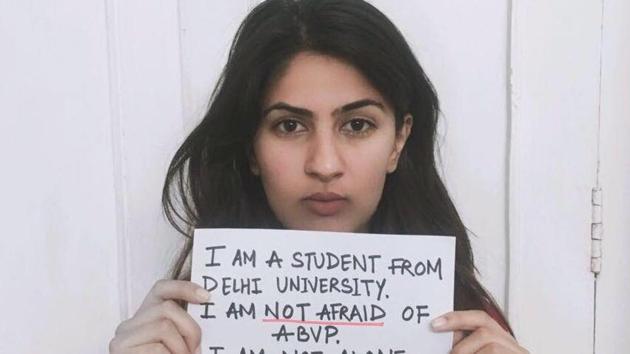 Gurmehar Kaur, daughter of a Kargil martyr, posted a picture on Twitter holding a placard with a slogan: “I am a student from Delhi University. I am not afraid of ABVP.”(Photo: Twitter)