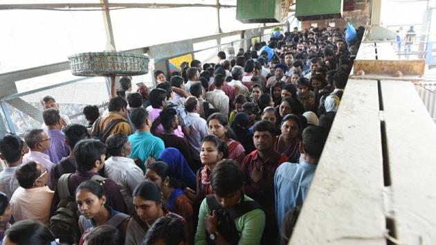 A huge crowd of commuters were stuck at the over bridge leading to platform 7 and 8 at Kurla station.(Pratik Chorge/HT)