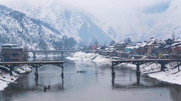 A boat passes under the half collapsed Baramulla bridge. (Nilakkhya Dutta) A boat passes under the half collapsed Baramulla bridge. (Nilakkhya Dutta)