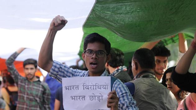 Students raised slogans against Left-leaning students organisation such as All India Students Association (AISA) and alleged that students from JNU had come to campus on Wednesday and indulged in violence. (Burhaan Kinu/HT PHOTO)