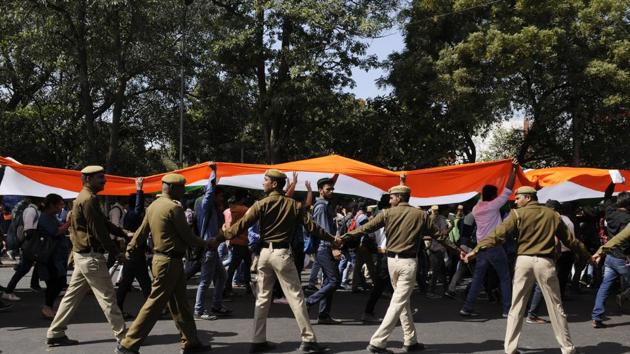 Students raised slogans against Left-leaning students organisation such as All India Students Association (AISA) and alleged that students from JNU had come to campus on Wednesday and indulged in violence. (Burhaan Kinu/HT PHOTO)