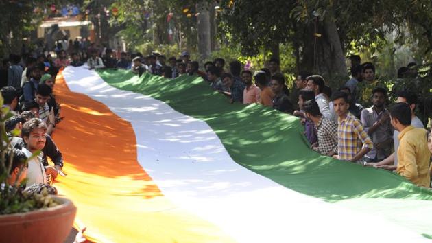 Akhil Bharatiya Vidyarthi Parishad (ABVP) members took out a Tiranga march while holding a 180 feet national flag from Rajmas College to the Faculty of Arts at Delhi University, New Delhi. (Burhaan Kinu/HT PHOTO)