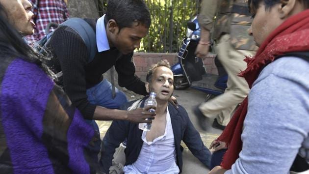 Professor Prasanta Chakravarty, beaten up by the ABVP mob, has ribs broken and severe internal injuries(Raj K. Raj/HT Photo) Professor Prasanta Chakravarty, beaten up by the ABVP mob, has ribs broken and severe internal injuries(Raj K. Raj/HT Photo)