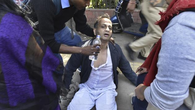 Delhi University professor Prasanta Chakravarty, who was beaten up by ABVP activists, has broken ribs and severe internal injuries.(Raj K Raj/ HT Photo)