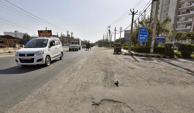 The Carterpuri Road, next to Park View Residency in Sector 3 has no divider or speed breaker. (Sanjeev Verma/HT PHOTO) The Carterpuri Road, next to Park View Residency in Sector 3 has no divider or speed breaker. (Sanjeev Verma/HT PHOTO)