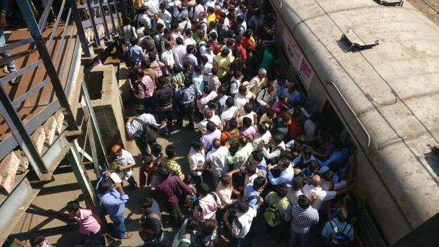 Commuters board the special train which started from Kurla to Panvel, after four bogeys of a goods train derailed near GTB Nagar railway station . (HT Photo)