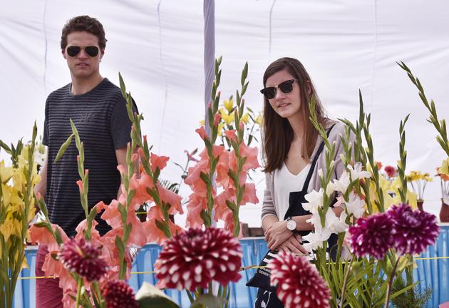 Visitors flocked to Leisure Valley on the closing day of the Gurgaon flower show on Sunday. (Sanjeev Verma/HT PHOTO) Visitors flocked to Leisure Valley on the closing day of the Gurgaon flower show on Sunday. (Sanjeev Verma/HT PHOTO)