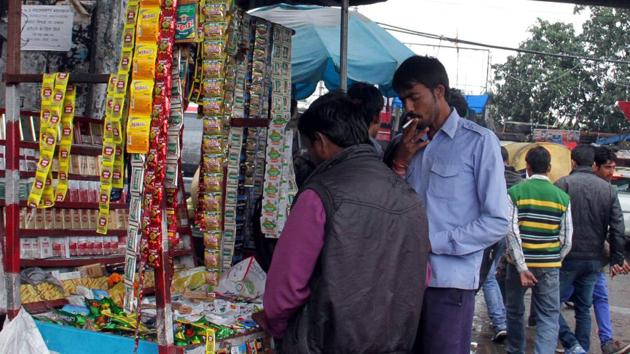 Smoking in public is rampant in Ludhiana with many people not adhering to the norms.(JS Grewal/HT) Smoking in public is rampant in Ludhiana with many people not adhering to the norms.(JS Grewal/HT)
