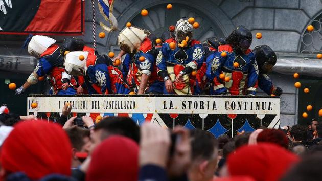 Today, that revolt is recreated with townspeople in medieval attire battling teams of the tyrant’s guards in period dress, complete with protective helmets and masks. (Stefano Rellandini / REUTERS)