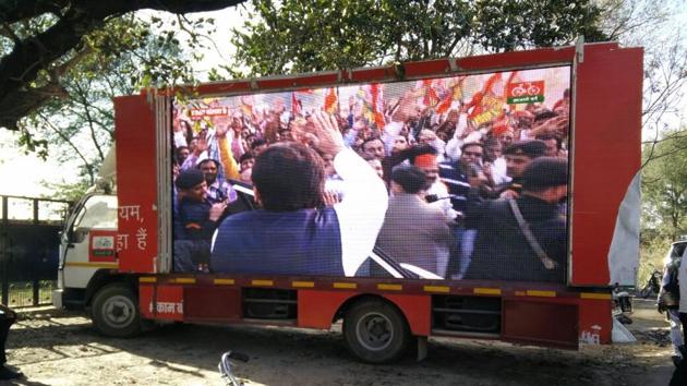 ‘Kam Bolta Hai’ video being played on an LED screen in Azamgarh, the parliamentary constituency of Mulayam Singh Yadav. (HT Photo) ‘Kam Bolta Hai’ video being played on an LED screen in Azamgarh, the parliamentary constituency of Mulayam Singh Yadav. (HT Photo)