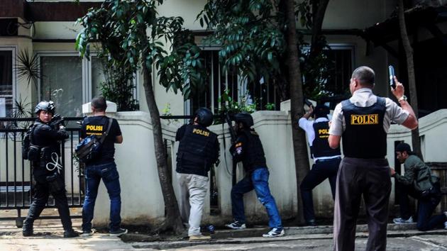 Police are seen near a local government office following an explosion in Bandung, West Java, Indonesia February 27, 2017. (REUTERS Photo) Police are seen near a local government office following an explosion in Bandung, West Java, Indonesia February 27, 2017. (REUTERS Photo)