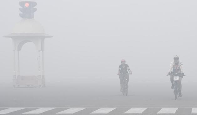 Cyclists during smog near Vijay chowk after Diwali in 2016.(Arvind Yadav/HT Photo) Cyclists during smog near Vijay chowk after Diwali in 2016.(Arvind Yadav/HT Photo)