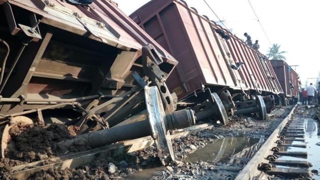 Railway sources said three of the train’s wagons, along with a brake van, were derailed at 4.15 am. (Vijayanand Gupta/ HT Photo)