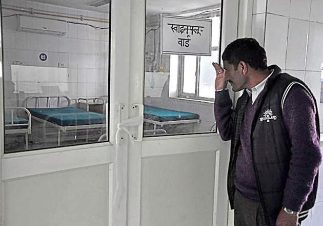 A man looks inside an isolation ward for H1N1 atients at the Doon Medical College Hospital in DehradunCaption (Vinay Santosh Kumar/HT) A man looks inside an isolation ward for H1N1 atients at the Doon Medical College Hospital in DehradunCaption (Vinay Santosh Kumar/HT)