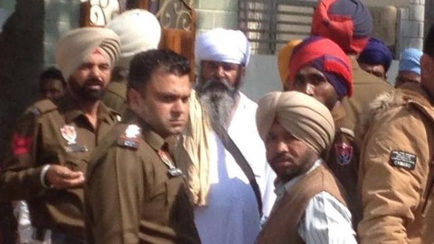 Ek Noor Khalsa Fauj leader Dilbagh Singh in police custody and police arresting Sikh radicals at Mallanwala in Ferozepur on Tuesday. (HT Photo) Ek Noor Khalsa Fauj leader Dilbagh Singh in police custody and police arresting Sikh radicals at Mallanwala in Ferozepur on Tuesday. (HT Photo)
