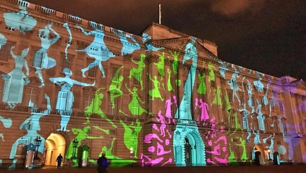 Projection on the front facade of Buckingham Palace depicting India’s national bird, peacock.(HT Photo) Projection on the front facade of Buckingham Palace depicting India’s national bird, peacock.(HT Photo)