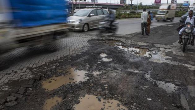 The bench was hearing a suo moto PIL on the poor condition of roads in Mumbai and the BMC’s failure to prevent and repair potholes every monsoon.(Hindustan Times) The bench was hearing a suo moto PIL on the poor condition of roads in Mumbai and the BMC’s failure to prevent and repair potholes every monsoon.(Hindustan Times)