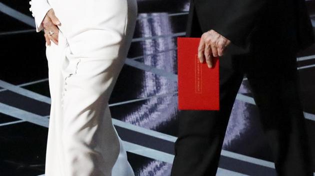 Warren Beatty and Faye Dunaway on stage with the wrong card in their hands. Warren Beatty and Faye Dunaway on stage with the wrong card in their hands.