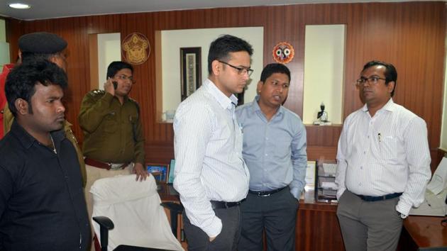 Police officials going through CCTV footage after robbery at Axis bank in Dhanbad February 27(Bijay/ HT Photo)