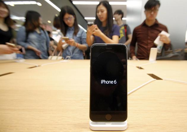 (FILES) This file photo taken on September 19, 2015 shows customers visiting a new Apple store in Nanjing, eastern China's Jiangsu province. Several Chinese iPhone users have claimed that their handsets caught fire or exploded, according to a Shanghai consumer watchdog which called on tech giant Apple to address the complaints.(AFP)