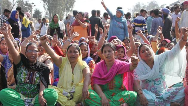 Followers of Dera Sacha Sauda protesting at Malerkotla road in Jagera village on Monday. (Jagtinder Singh Grewal / HT Photo) Followers of Dera Sacha Sauda protesting at Malerkotla road in Jagera village on Monday. (Jagtinder Singh Grewal / HT Photo)