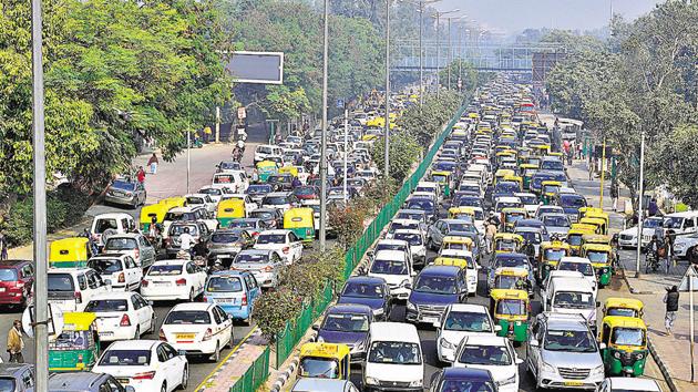 Currently, buses coming to ISBT from North Delhi’s Burari, Majnu-ka-Tilla, take U-turn at ground level before turning left into the terminal, causing huge traffic during morning and evening hours.(HT Photo)
