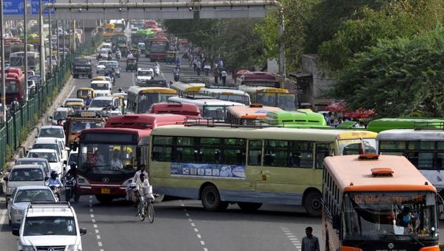 Traffic jam at ISBT Anand Vihar Bus terminal. Experts expressed their concerns that the move would make Anand Vihar more polluted.(Sonu Mehta/ HT file photo)