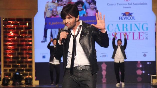 Singer-actor Himesh Reshammiya added to the glamour quotient of the fashion show with his performance. (Pramod Thakur/HT Photo) Singer-actor Himesh Reshammiya added to the glamour quotient of the fashion show with his performance. (Pramod Thakur/HT Photo)