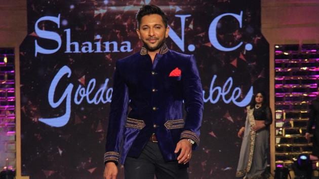 Choreographer Terence Lewis displaying a Shaina NC creation. (Pramod Thakur/HT Photo) Choreographer Terence Lewis displaying a Shaina NC creation. (Pramod Thakur/HT Photo)