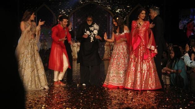 The celebrities had a fun time on stage while displaying the outfits of designers Abu Jani and Sandeep Khosla. (Pramod Thakur/HT Photo) The celebrities had a fun time on stage while displaying the outfits of designers Abu Jani and Sandeep Khosla. (Pramod Thakur/HT Photo)