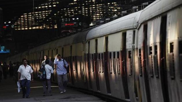 Around 10 lakh suburban commuters use the harbour line daily, which provides connectivity to Navi Mumbai.(HT FILE)