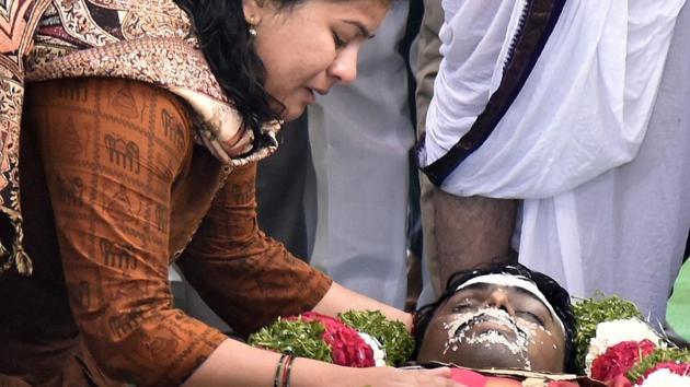 Srinivas Kuchibhotla’s wife Sunayana Dumala at his funeral in Hyderabad on Tuesday.(HT photo)