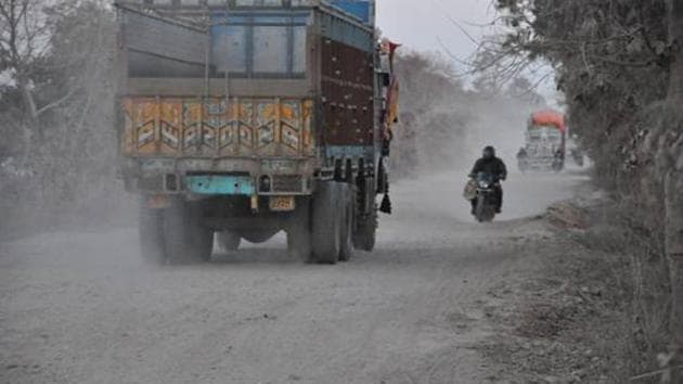 The 40-km Tadi Ghat-Bar Road (TB Road) in Ghazipur connects Uttar Pradesh with Bihar and is in desperate need of repair.(HT Photo) The 40-km Tadi Ghat-Bar Road (TB Road) in Ghazipur connects Uttar Pradesh with Bihar and is in desperate need of repair.(HT Photo)