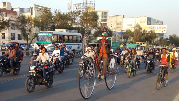 Sher Mohammed Khan, a rickshaw-puller in his 50s from Meerut, is on a 15,000km cycle yatra, seated atop his unique bicycle and canvassing for the Samajwadi Party.(Oliver Fredrick/ HT Photo)