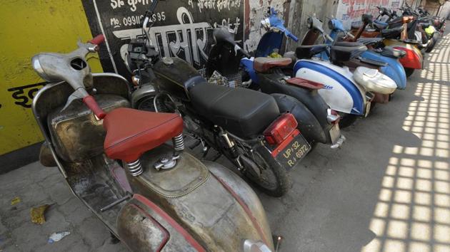 Old scooters parked at Nadwa gate. (Ashok Dutta/ HT Photo) Old scooters parked at Nadwa gate. (Ashok Dutta/ HT Photo)
