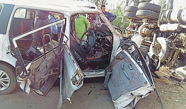 The mangled remains of Tavera that rammed into a truck near Naraingarh on Wednesday.(HT Photo)