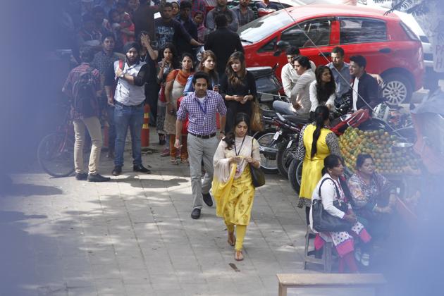 A large crowd had gathered around the set to see actors Ayushmann Khurrana and Bhumi Pednekar. (Waseem Gashroo/HT Photo) 