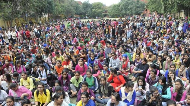 Students protesting at Guru Nanak Girls College in Ludhiana on Tuesday.(Gurminder Singh/HT Photo)