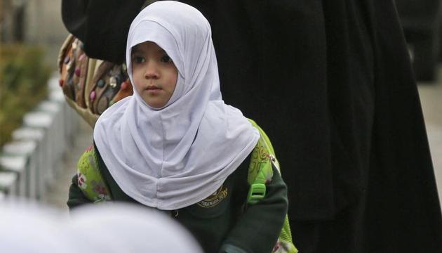 Kashmiri children arrive at their school in Srinagar, India, Wednesday, March 1, 2017. Schools in Indian Kashmir opened after a three-month winter break on Wednesday.(AP Photo)