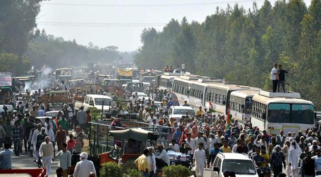 Traffic was disrupted as protesting members of Jat community demonstrate in Rohtak.(PTI File Photo)