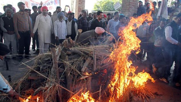 Mahesh Kumar, son of Satpal Kumar paying his last rites at cremation ground of Mandi Ahmadgarh on Wednesday.(Jagtinder Singh Grewal /HT Photo)