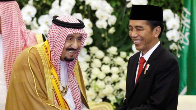 Saudi King Salman, left, shakes hands with Indonesian President Joko Widodo during their meeting at the presidential palace in Bogor, West Java, Indonesia, on Wednesday. (Reuters Photo) Saudi King Salman, left, shakes hands with Indonesian President Joko Widodo during their meeting at the presidential palace in Bogor, West Java, Indonesia, on Wednesday. (Reuters Photo)