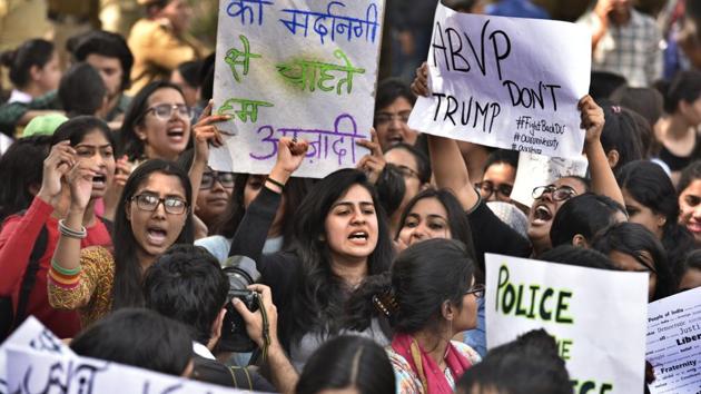 Hundreds of students and teachers hit the streets of Delhi University on Tuesday afternoon to protest against campus violence as more political leaders and sportspeople joined the swirling nationalism row.(Raj K Raj/HT PHOTO)