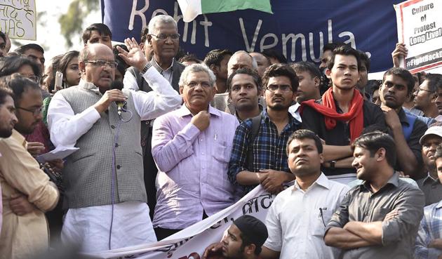 JDU leader KC Tyagi addresses Delhi University students during a protest on Tuesday. (Raj K Raj/HT PHOTO) JDU leader KC Tyagi addresses Delhi University students during a protest on Tuesday. (Raj K Raj/HT PHOTO)