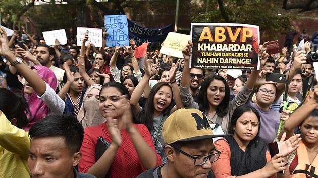 Protests by various students’ organisations against the ABVP at Khalsa College, Delhi University, Feb.28, 2017. (Raj K Raj/HT Photo) Protests by various students’ organisations against the ABVP at Khalsa College, Delhi University, Feb.28, 2017. (Raj K Raj/HT Photo)