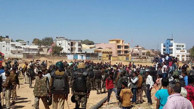 Police deployment after violence on land dispute at Birla ground in Ratu road in Ranchi on Tuesday (Diwakar Prasad/ HT Photo) Police deployment after violence on land dispute at Birla ground in Ratu road in Ranchi on Tuesday (Diwakar Prasad/ HT Photo)